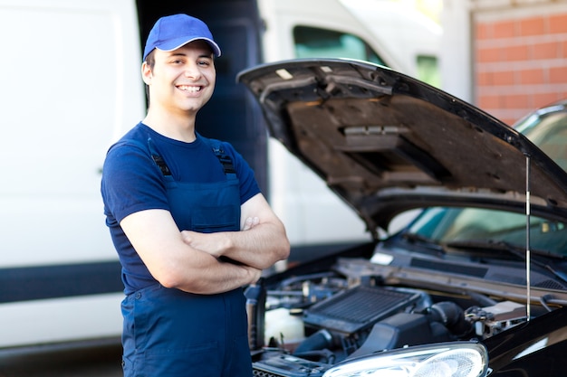 Meccanico di auto al lavoro