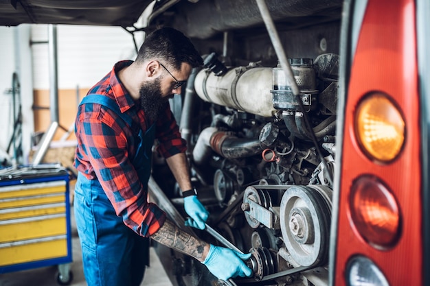 Meccanico di autobus professionista che lavora nel servizio di riparazione di veicoli.