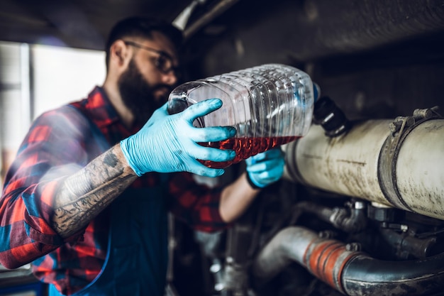 Meccanico di autobus professionista che lavora nel servizio di riparazione di veicoli.