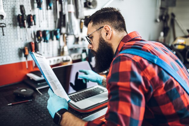 Meccanico di autobus professionista che lavora nel servizio di riparazione di veicoli.