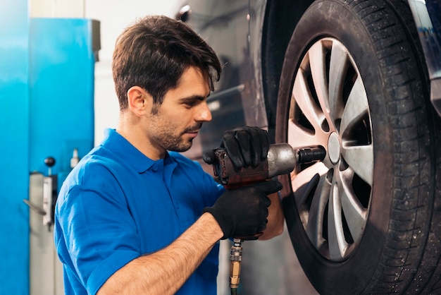 Meccanico di automobile professionista che lavora in garage.