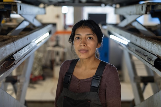 Meccanico femminile in officina