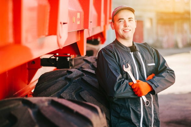 Meccanico in tuta da lavoro al lavoro