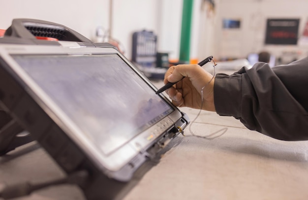 Meccanico professionista che lavora nel servizio di riparazione auto.