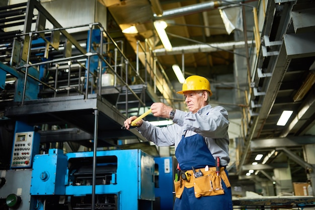 Meccanico senior in fabbrica moderna