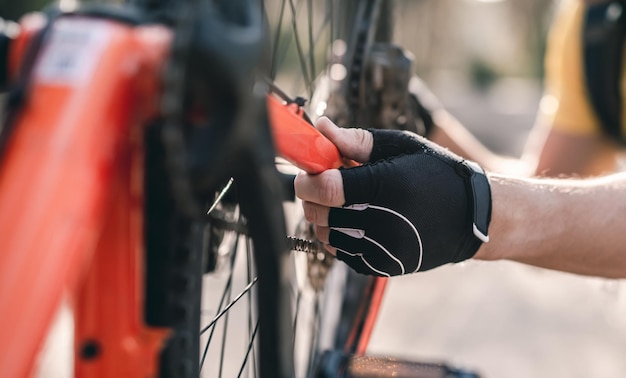 Meccanismo di controllo del ciclista sulla bicicletta capovolta all'aperto