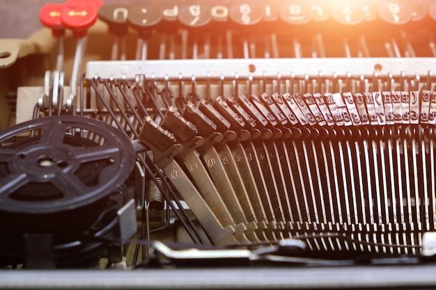 Meccanismo e tastiera di una vecchia macchina da scrivere con bobina di pellicola. Luce del sole brillante.