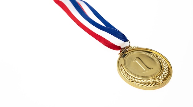 Medaglia d'oro, trofeo e nastro Premio sportivo per il vincitore isolato su sfondo bianco