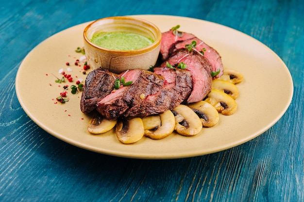 Medaglioni di filetto di angus stagionato secco fritti al naturale con funghi