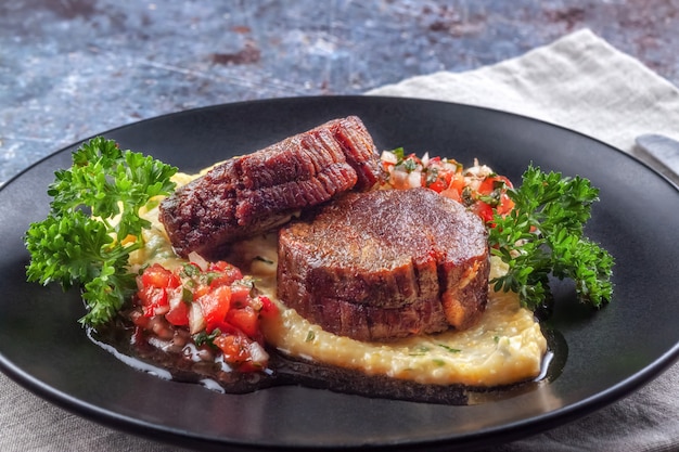 Medaglioni di manzo con salsa di pomodoro e polenta alla panna