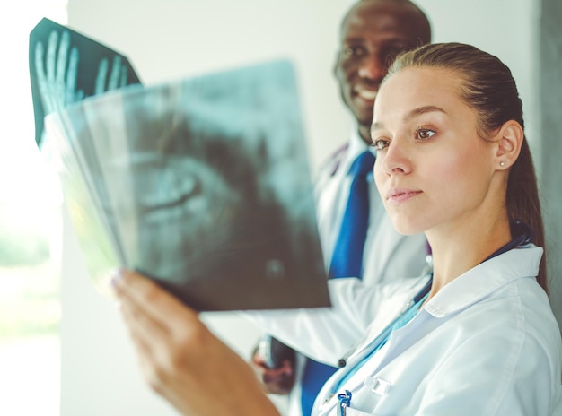 Medici che analizzano una radiografia in una riunione Medici