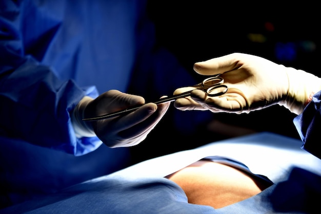 Medici che eseguono un intervento chirurgico su un paziente in ospedale