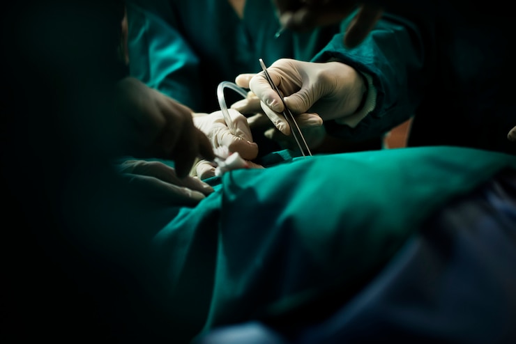 Foto medici che fanno un&#39;operazione