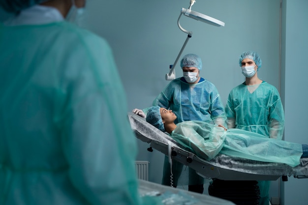 Medici che indossano attrezzature in sala operatoria
