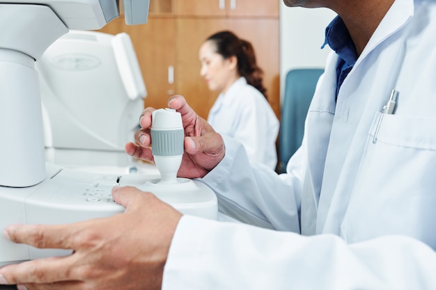 Medici che lavorano in ospedale