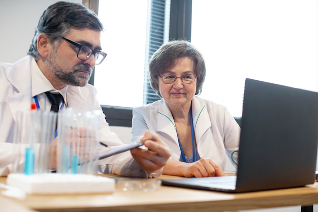 Medici che lavorano insieme sulla ricerca medica