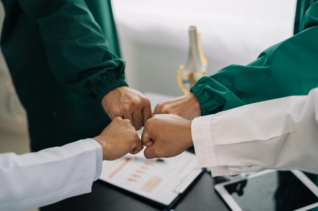 Medici che si stringono la mano e lavorano insieme come una squadra in ospedale