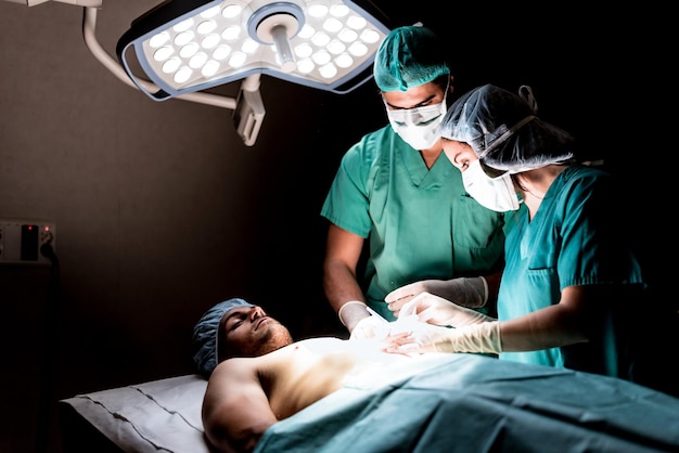 Medici durante l'operazione in sala operatoria dell'ospedale con il paziente