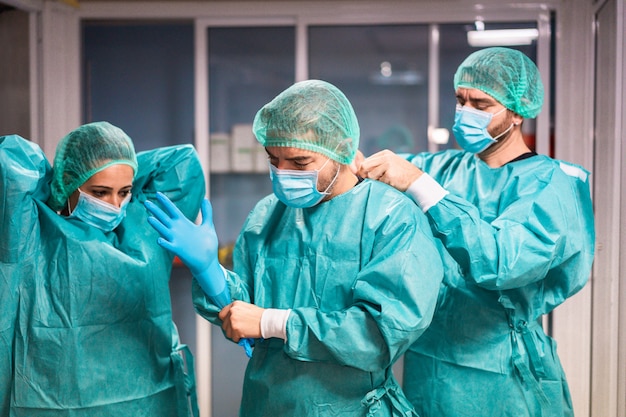 Medici e infermieri che si preparano a lavorare in ospedale per un'operazione chirurgica