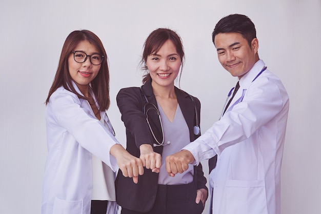 Medici e infermieri coordinano le mani. Concetto di lavoro di squadra