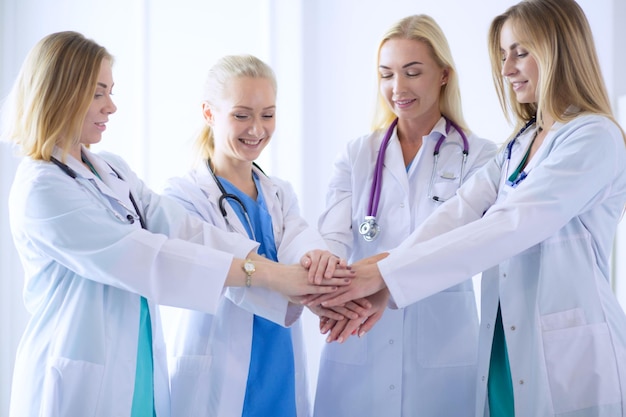 Medici e infermieri in una squadra medica accatastamento mani