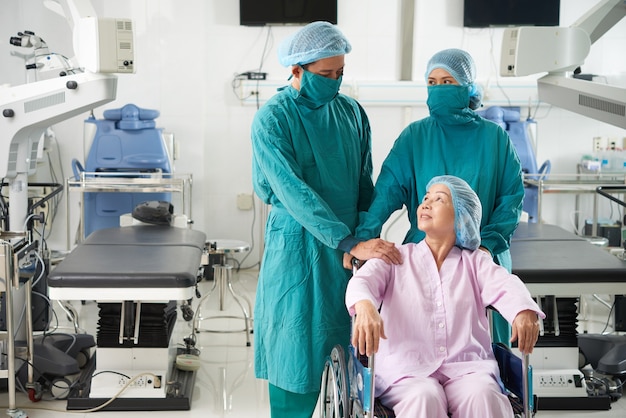 Medici e pazienti in sala operatoria