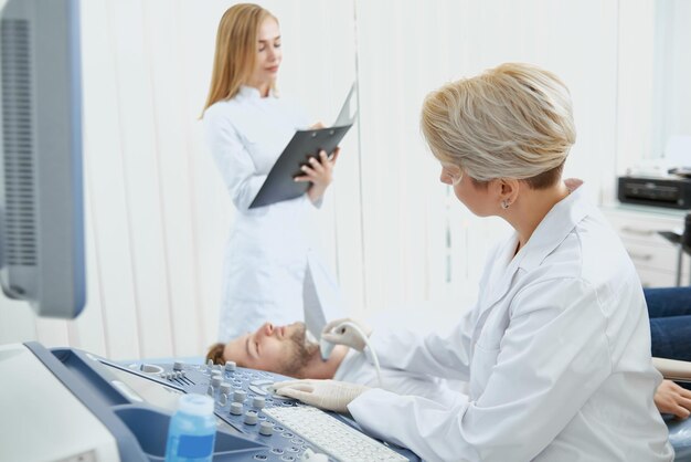 Medici in uniforme bianca durante il lavoro in ospedale