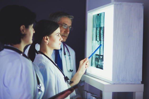 Medici ospedalieri che esaminano i raggi X in un pronto soccorso