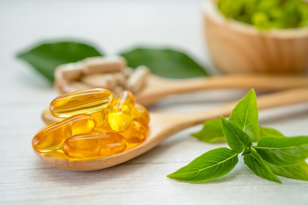 Medicina alternativa a base di erbe capsula organica con vitamina E omega 3 olio di pesce, minerale, farmaco con foglie di erbe integratori naturali per una vita sana e buona.