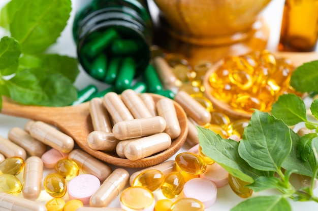 Medicina alternativa capsule organiche a base di erbe con vitamina E omega 3 olio di pesce farmaco minerale con erbe foglie integratori naturali per una vita sana e buona