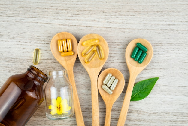 Medicina alternativa, vitamine e integratori naturali su legno