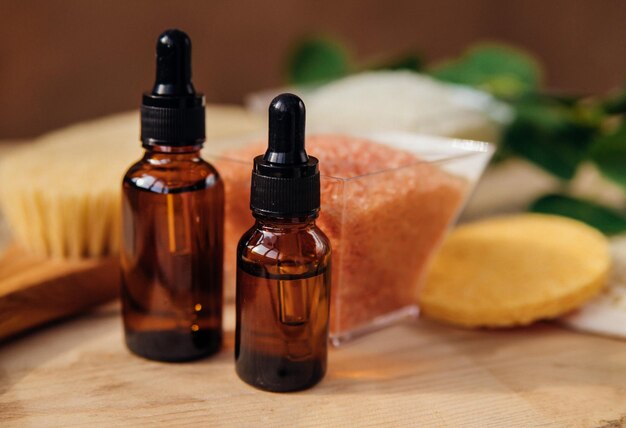Medicina alternativaUna bottiglia di cosmetici biologici naturali con olio di sale marino