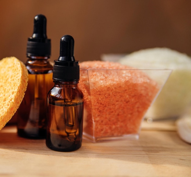 Medicina alternativaUna bottiglia di cosmetici biologici naturali con olio di sale marino