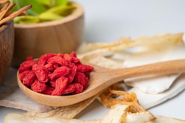 Medicina di erbe cinese con bacche di goji per una buona salute