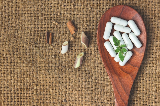 Medicina di erbe in capsule per un&#39;alimentazione sana
