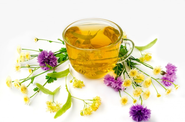 Medicina di erbe. Tazza di tisana con fiori di camomilla e fiordaliso. tè al tiglio