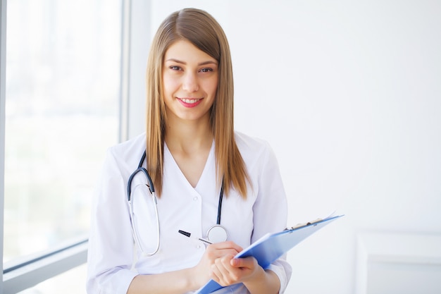 Medicina. Giovane dottoressa in clinica moderna