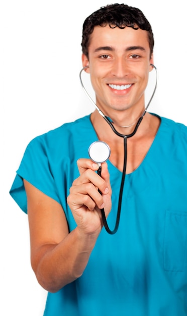 Medico affascinante che tiene uno stetoscopio
