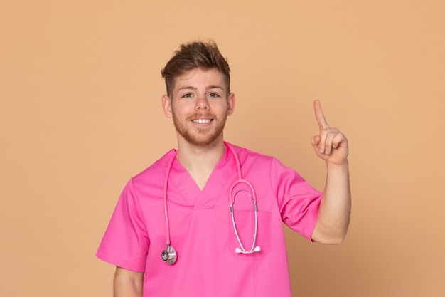 Medico africano che indossa un'uniforme rosa su un fondo giallo