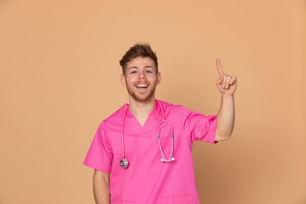 Medico africano che indossa un'uniforme rosa su un fondo giallo