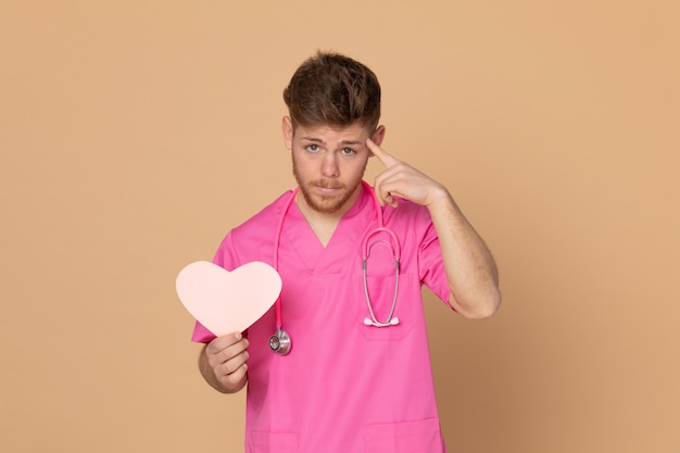 Medico africano che indossa un'uniforme rosa su un fondo giallo