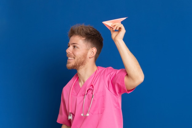 Medico africano che indossa un'uniforme rosa