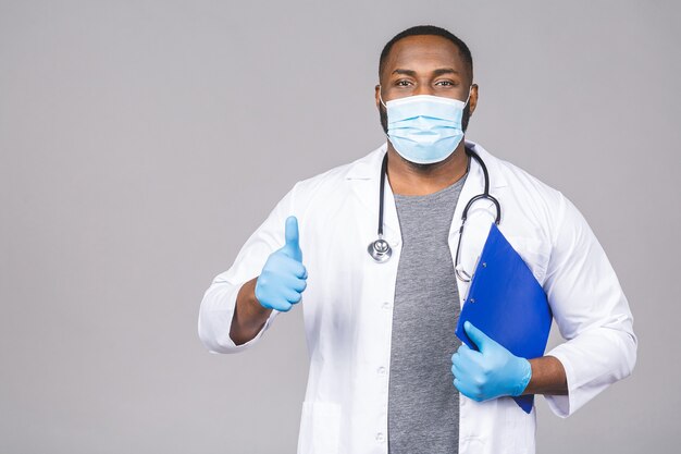 Medico afroamericano che indossa la maschera protettiva
