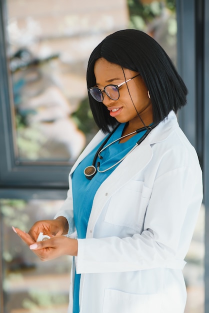 Medico afroamericano che lavora nel suo ufficio presso la clinica