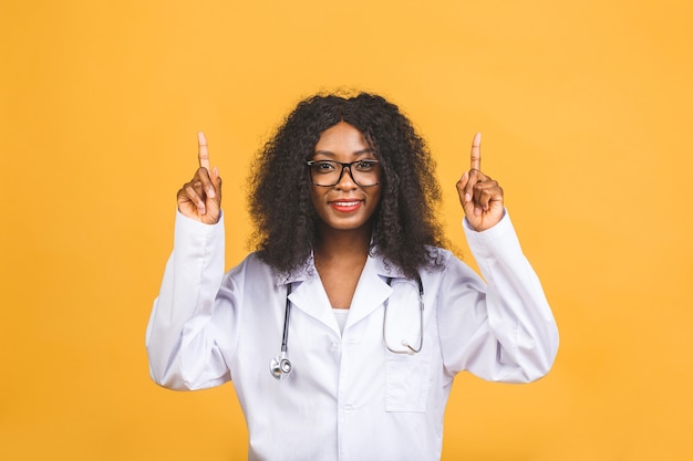 Medico afroamericano femminile che sorride