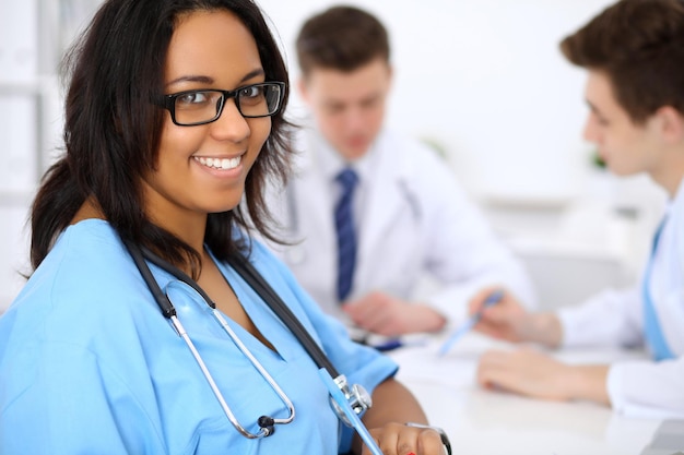 Medico afroamericano femminile con il collega in ospedale.