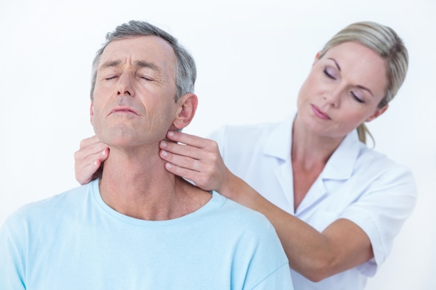 Medico allungando il collo del paziente