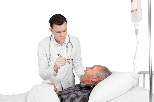 Medico americano che esamina la gola del suo paziente