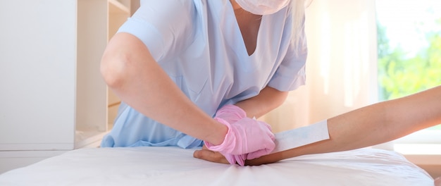 Medico bella donna in un cappotto blu