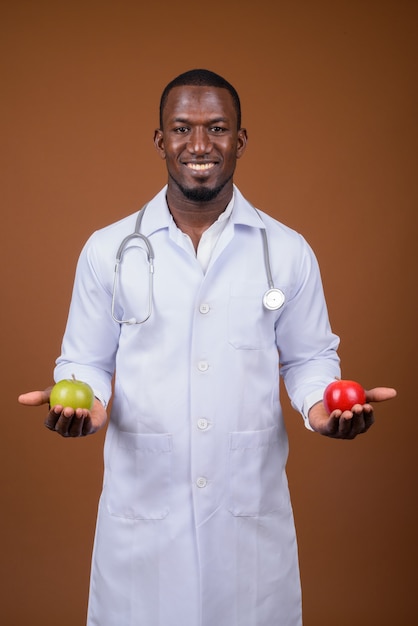 Medico bello dell'uomo contro il colore marrone